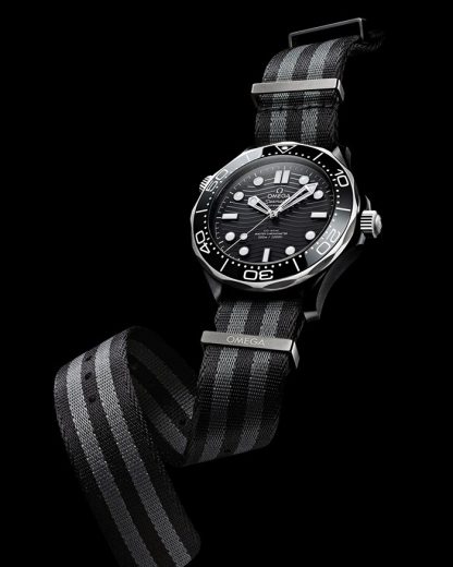 Omega Seamaster Diver 300M 43.5 mm, black ceramic on NATO strap 210.92.44.20.01.002 - Image 3